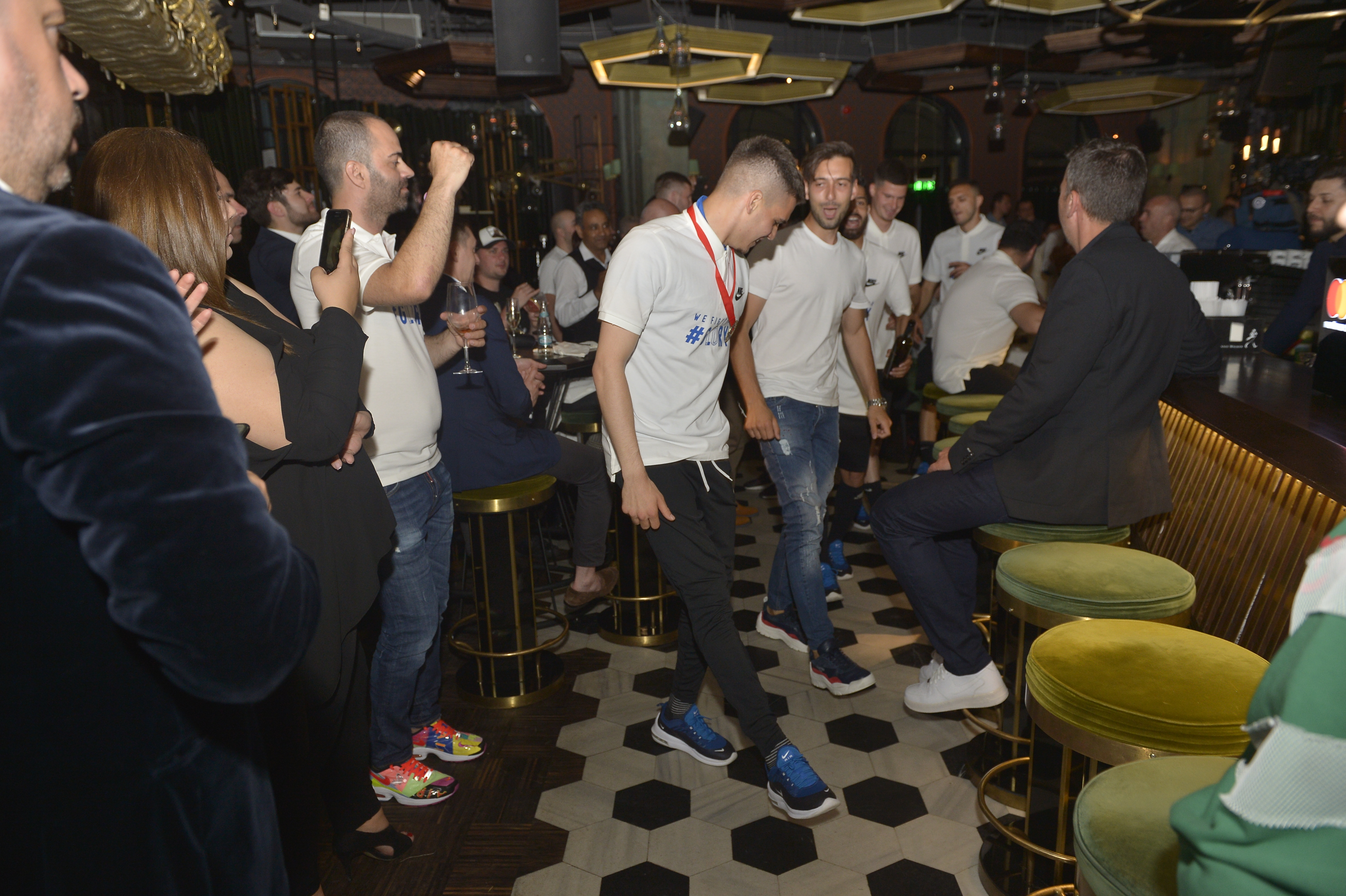 FOTO&VIDEO / Cum au petrecut jucătorii Viitorului după câștigarea Cupei României: de la ”Ghiță, te aștept diseară la portiță”, la pamporea