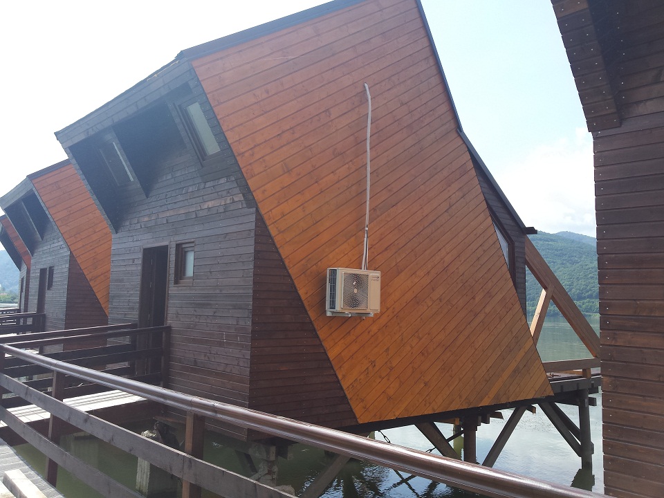 Ca în Bora Bora! Primele 15 căsuțe suspendate deasupra Dunării vor fi gata într-o lună