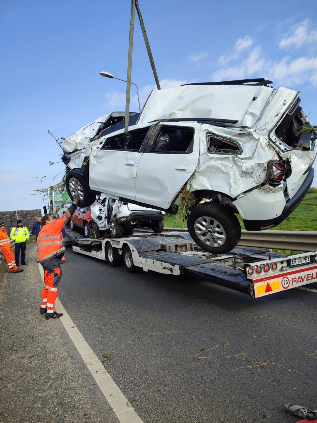 Dacii Duster împrăștiate pe câmp, la ieșirea de pe Autostrada Vestului, în Arad. Șoferul care le transporta pe platformă a murit la spital