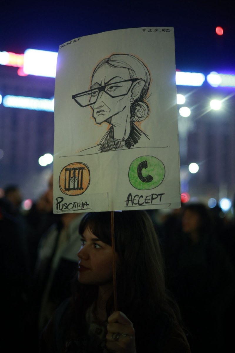 Nou protest în Piața Victoriei din București. Câteva mii de oameni au cerut demisia șefei Curții Supreme, Lia Savonea, pentru neregulile din justiție, în a patra zi consecutivă