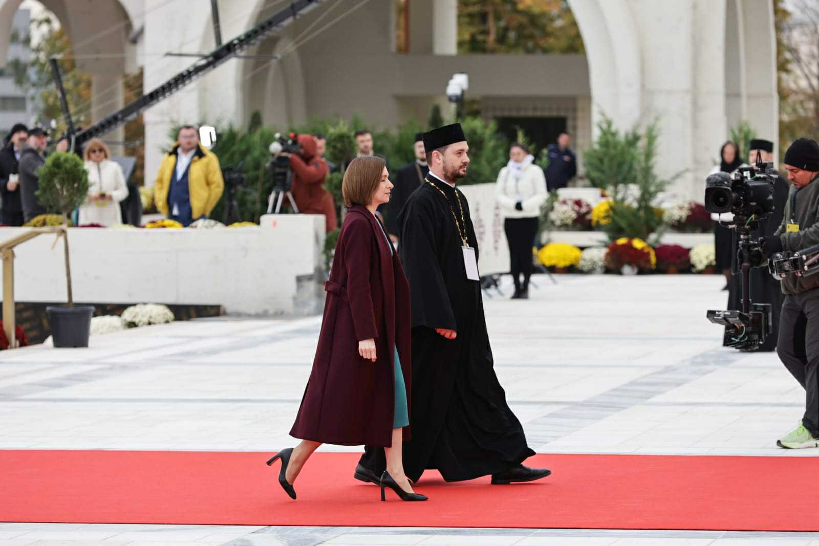 Mirabela Grădinaru, în negru din cap până în picioare la sfințirea Catedralei Mântuirii Neamului. Ce a purtat pe cap partenera lui Nicușor Dan