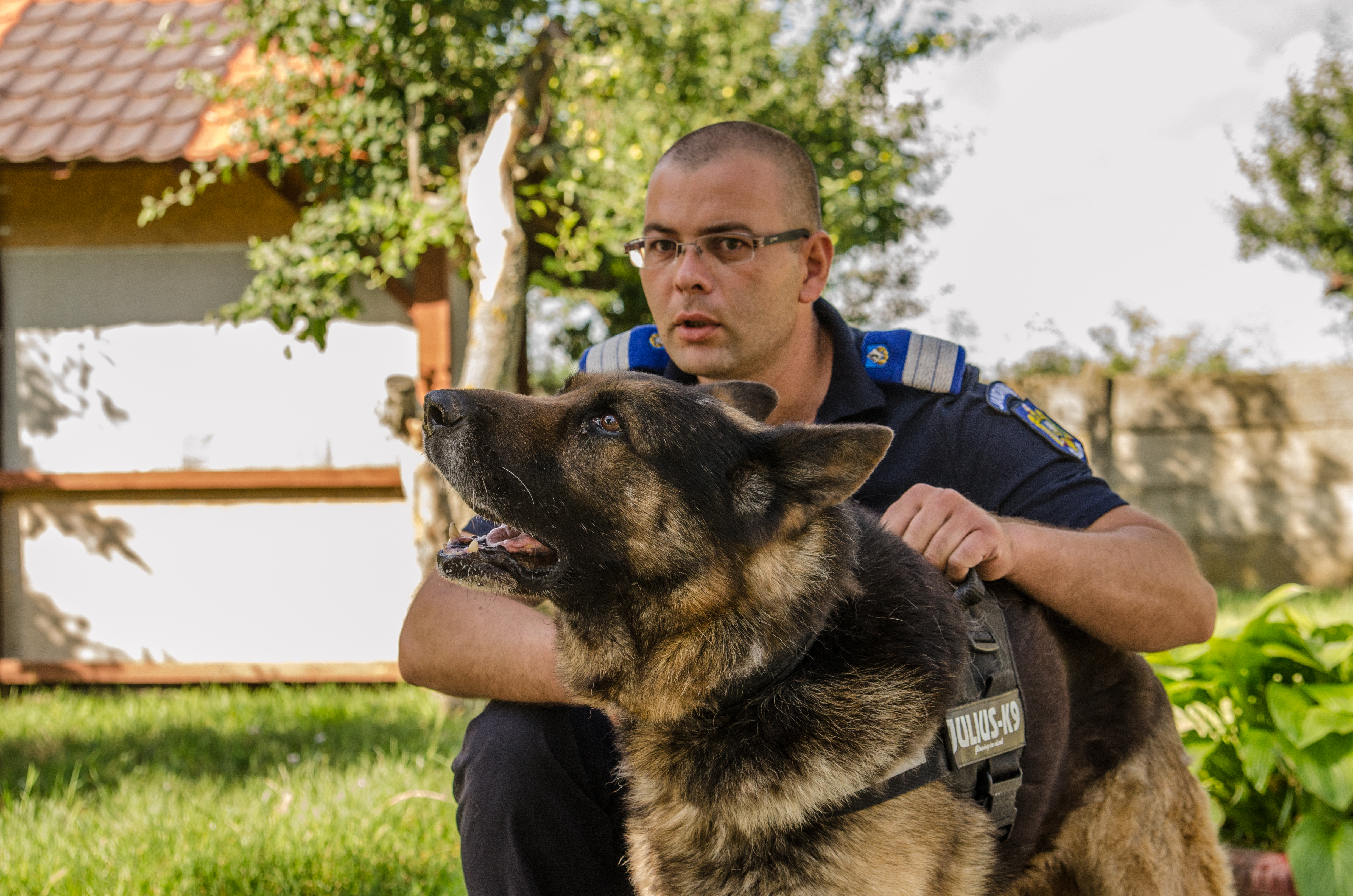 REPORTAJ/ Jandarmul Marius și câinele Mabanu, o prietenie mai presus de meserie. Deși a fost pensionat, ciobănescul german rămane cu plutonierul major/ (Foto&Video)