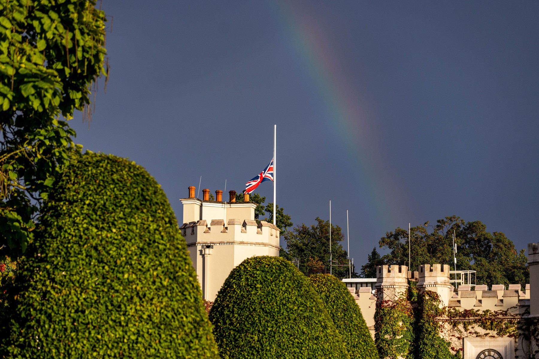Curcubeu dublu deasupra Palatului Buckingham, după moartea Reginei Elisabeta a II-a