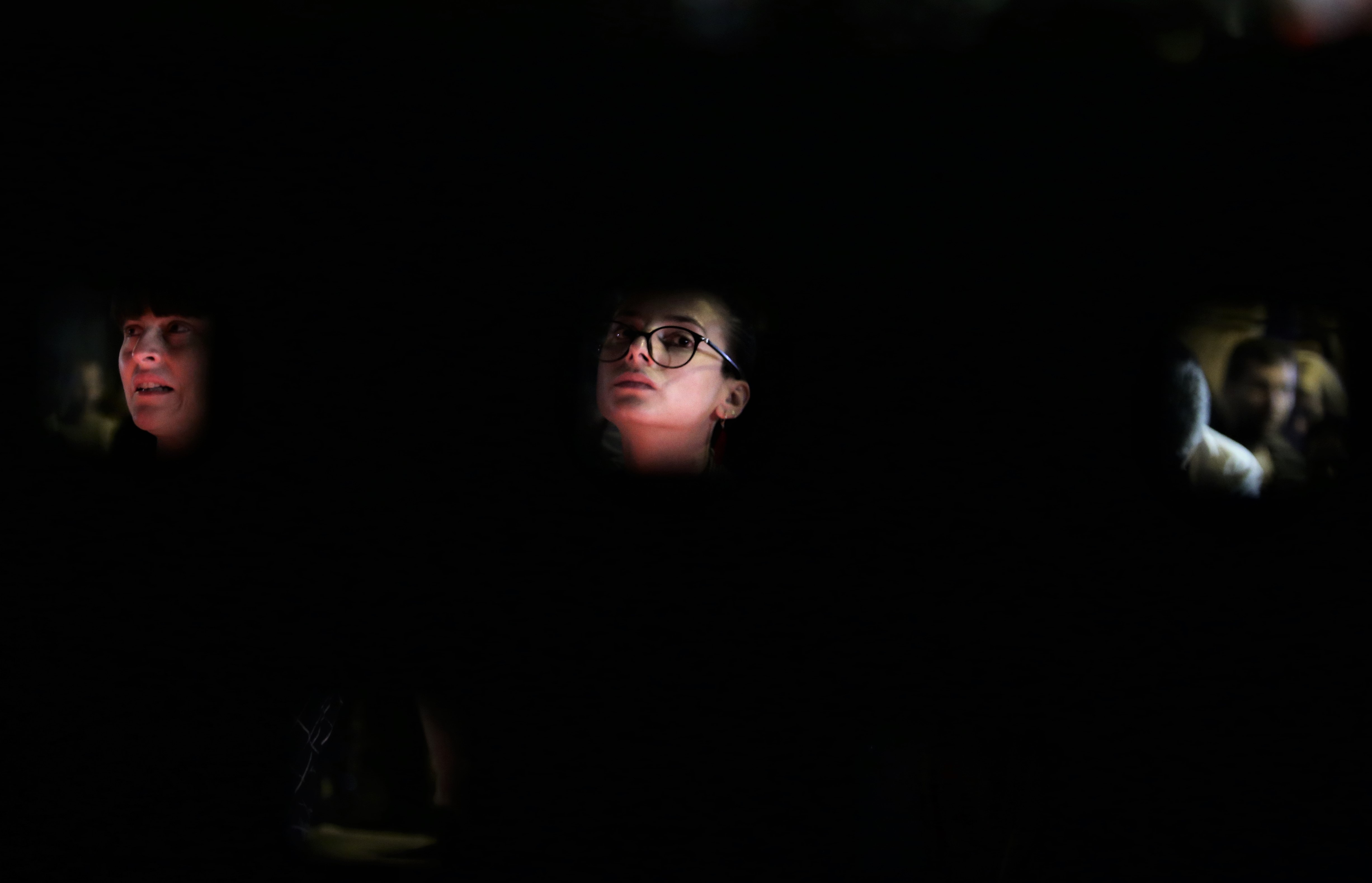 FOTO&VIDEO / Marșul chitarelor, pe muzica durerii. Sute de oameni au adus un omagiu celor care au murit în Colectiv. Părinții și-au înăbușit durerea: „Vrem să se facă dreptate”