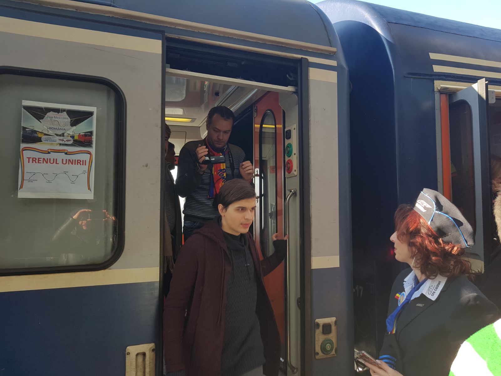 VIDEO REPORTAJ - Părinți, bunici și nepoți au întâmpinat ”Trenul Unirii” în gara Vaslui. Au încins hore și-au cântat la unison