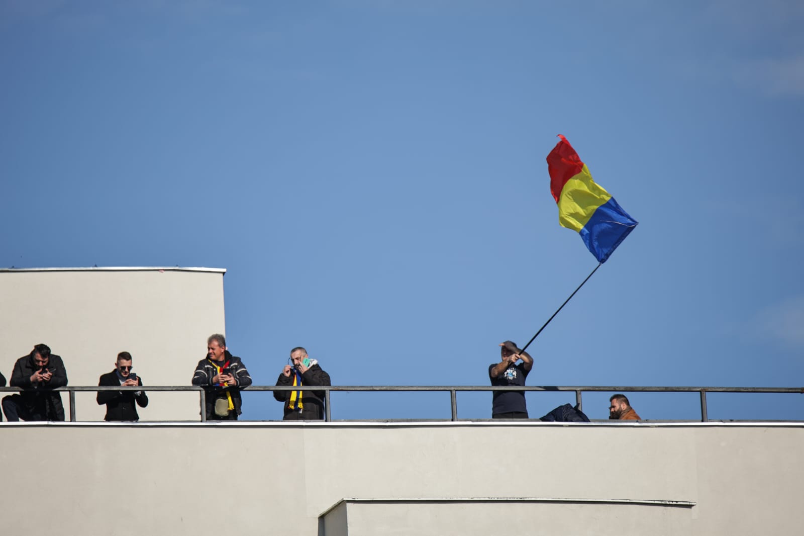 Oameni urcați pe blocuri în București ca să vadă marșul susținătorilor lui Călin Georgescu