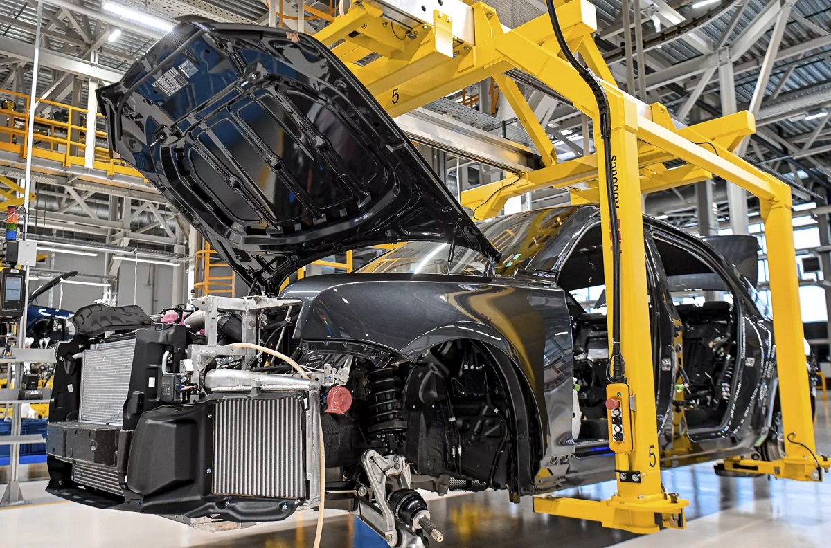 Rușii se laudă că produc în serie Aurus Komendant, SUV-ul de lux de peste 500.000 de euro, doar cu componente autohtone