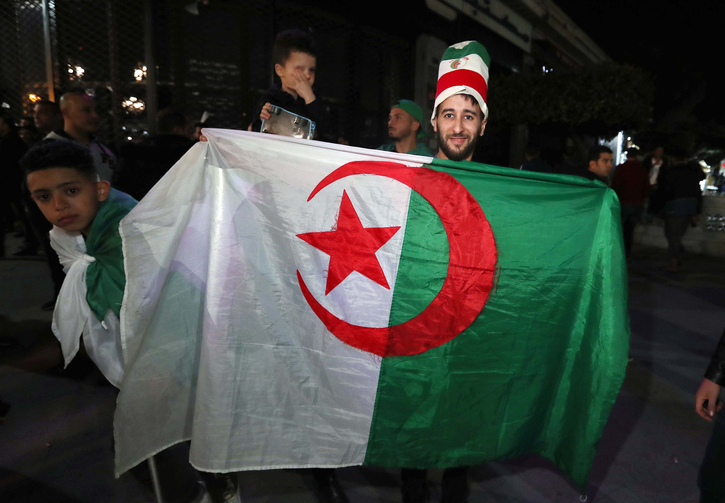 Mii de algerieni au sărbătorit în stradă demisia președintelui Abdelaziz Bouteflika (FOTO)
