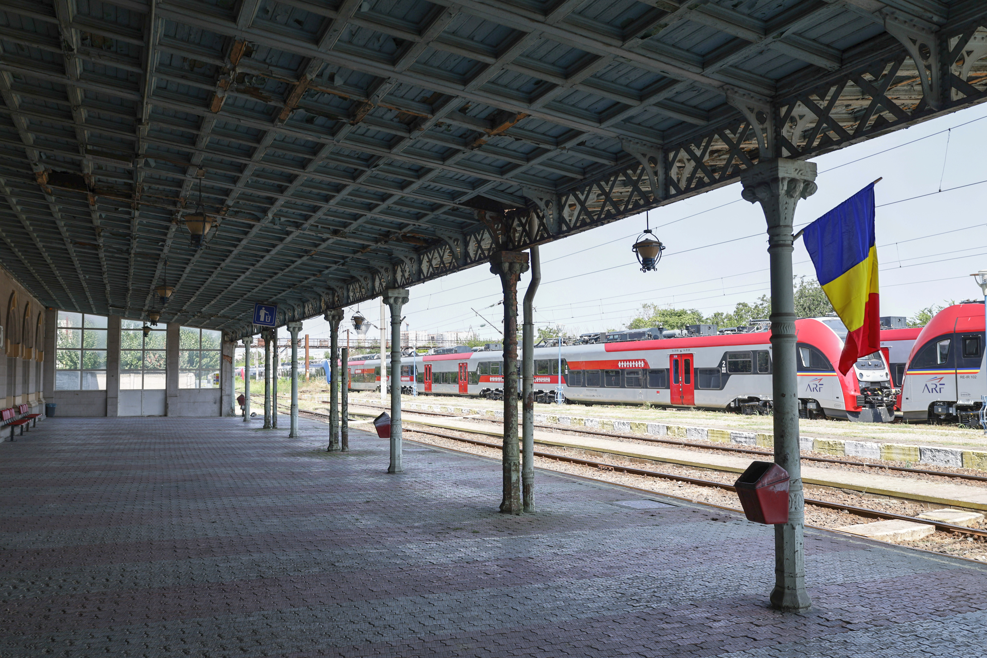 Gara-fantomă din București: dezastru total, cinci trenuri vin și pleacă, iar călătorii așteaptă micii calzi „La pierde tren”