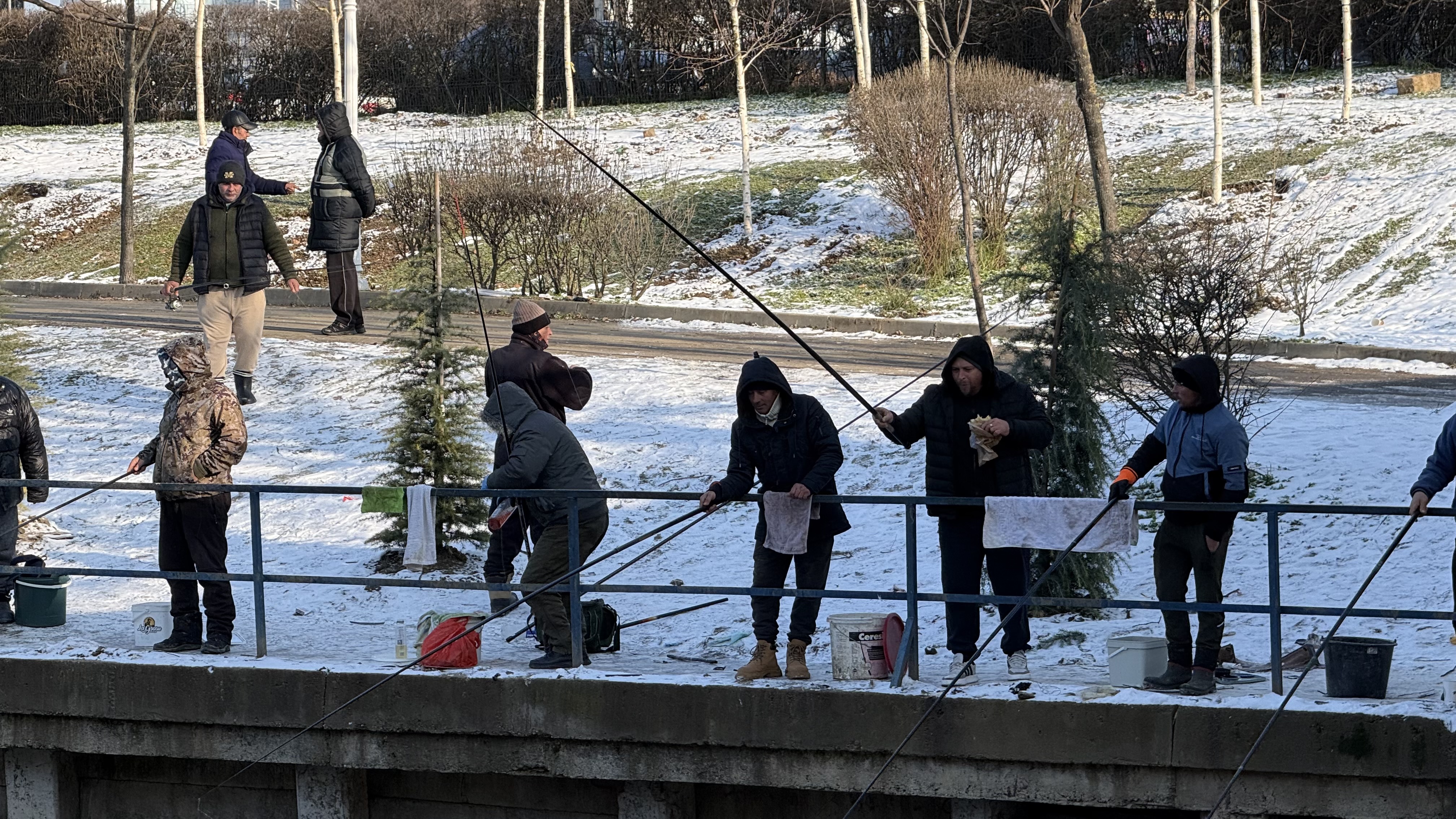 „Mi-e rușine că am muncit o viață și tot tremur pe baltă pentru mâncare”. Cum arată viața pescarilor amatori într-un weekend geros de ianuarie, în Colentina