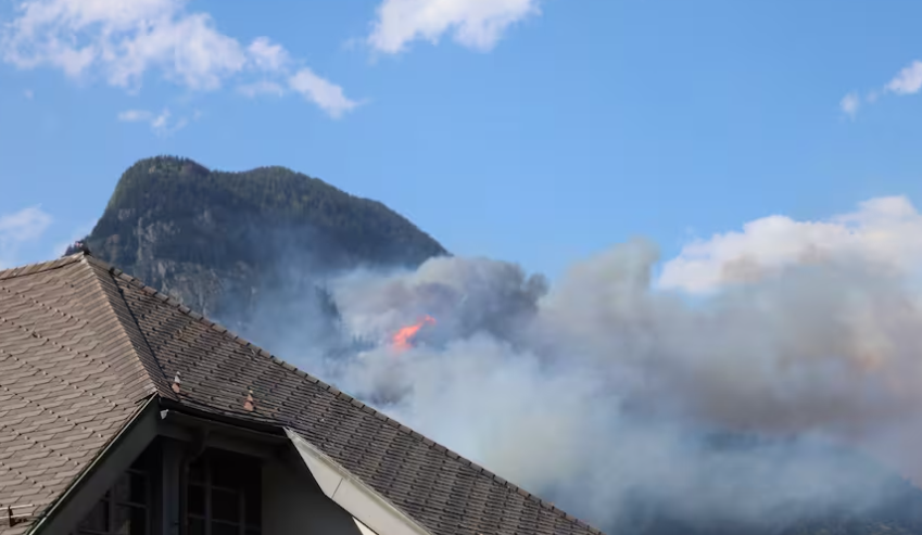 Incendiu masiv în Alpii Elvețieni, aproape de ghețarul Aletsch. Focul arde de aproape 24 de ore, mai multe sate au fost evacuate, armata a trimis elicoptere