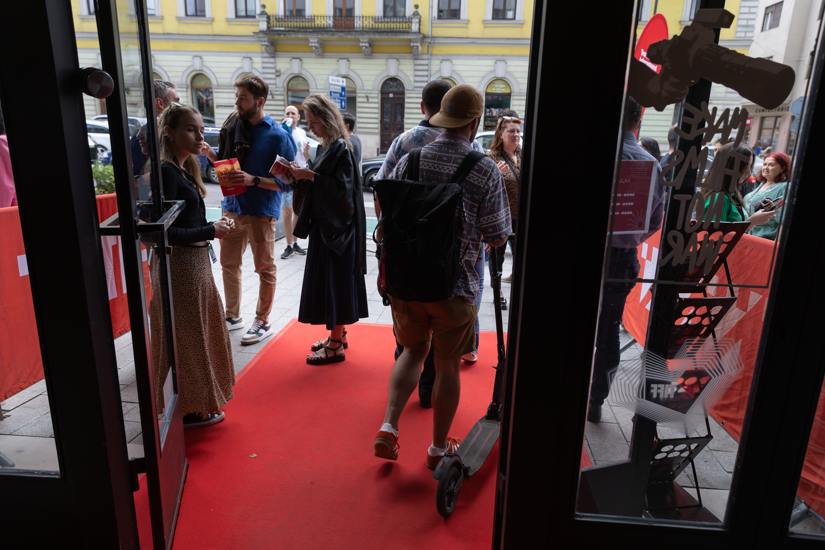 FOTOREPORTAJ Cum a fost la TIFF 2023: filme în ploaie, gropi și gulaș, la ultima aglomerație înainte de vacanță