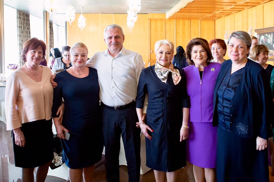 FOTO | Liviu Dragnea şi iubita sa, Irina Tănase, alături de femeile din PSD, de 8 martie. Petrecerea s-a ţinut la o vilă de protocol a statului