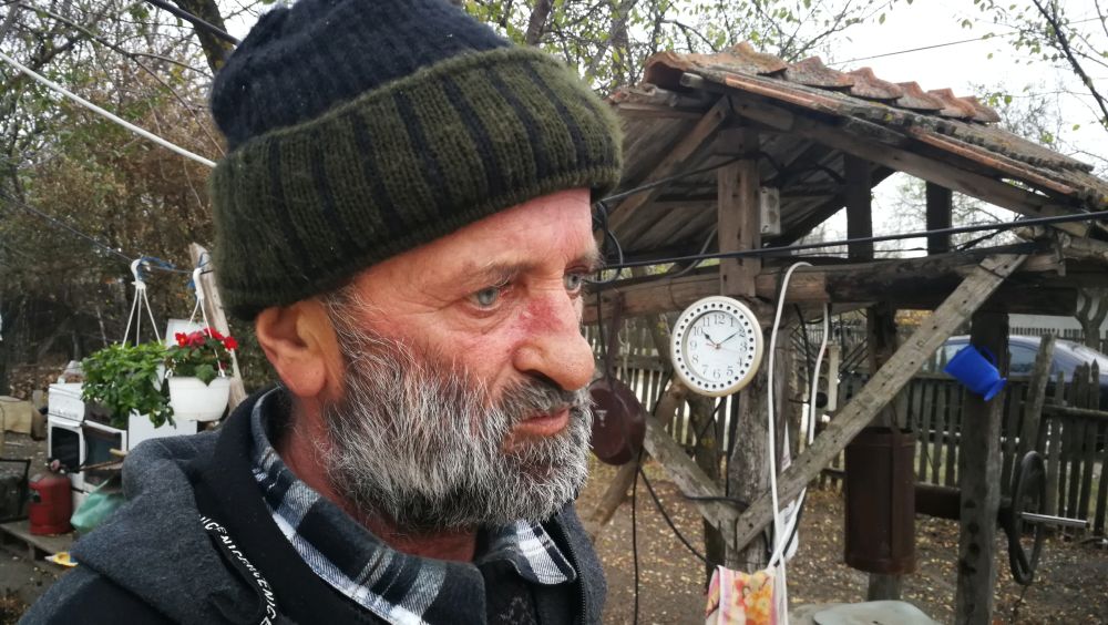 CENTENAR SOLIDAR/ Viața cu 4 lei pe zi. Cu pensia de boală tăiată, Costel Voinac împarte ziare pentru o pâine și-o conservă