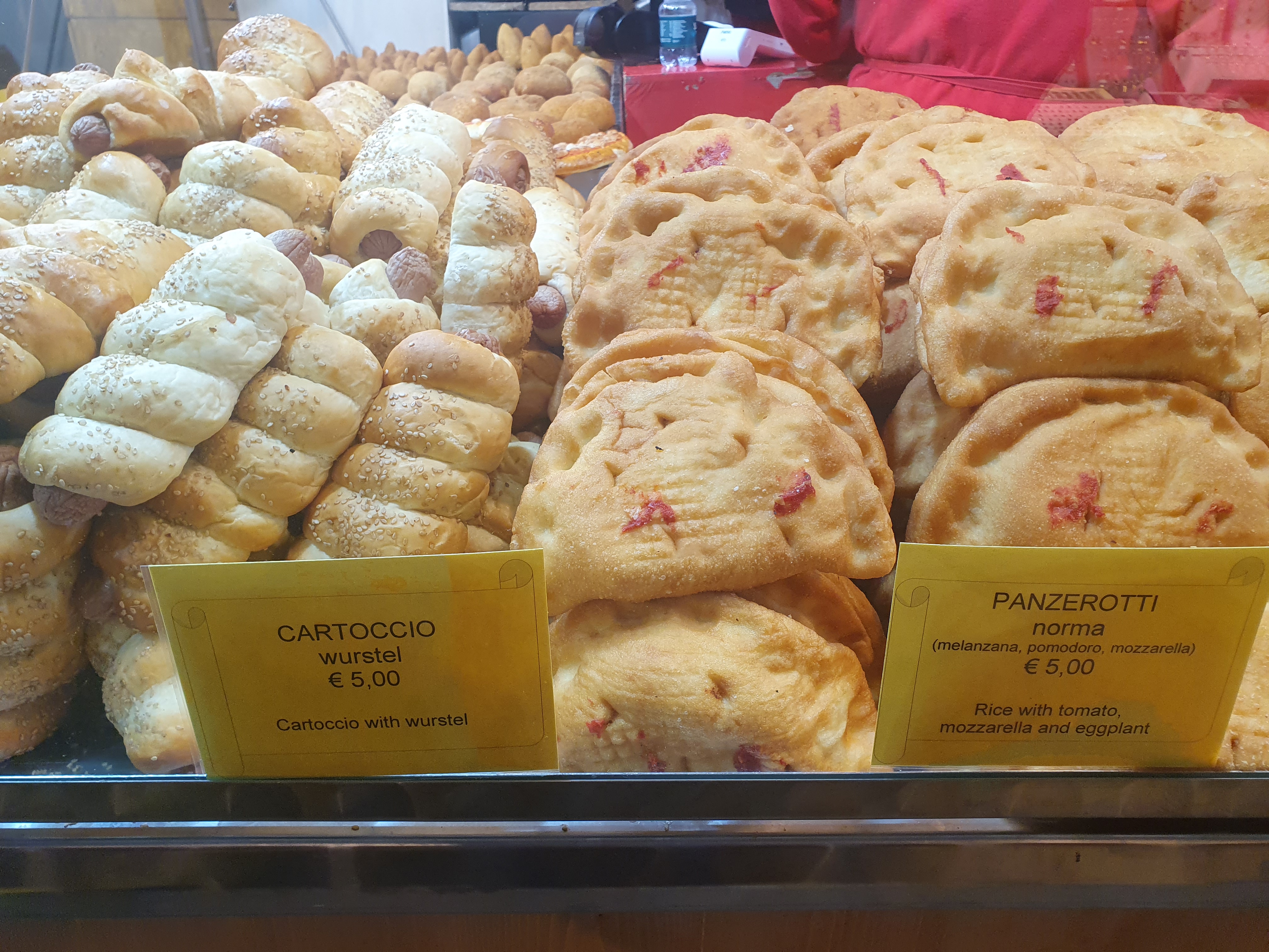 Târgul de Crăciun de la Milano, „stăpânit” de Tina și Milo, mascotele Olimpiadei de Iarnă 2026. Cât costă un pahar de vin fiert, o porție de street-food sau brânzeturile italienești