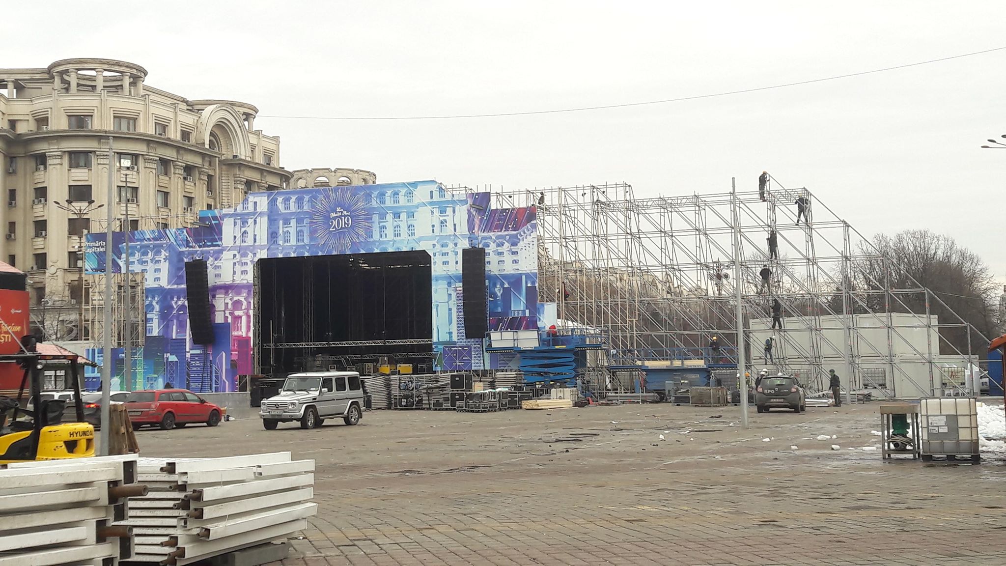 GALERIE FOTO / După Târgul de Crăciun din Piața Constituției, urmează pregătirile pentru Revelion Centenar 2019