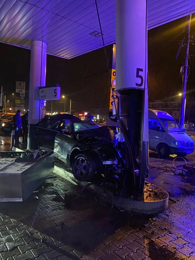O șoferiță băută a intrat direct în pompa de benzină și a smuls-o de la locul ei, la Bistrița