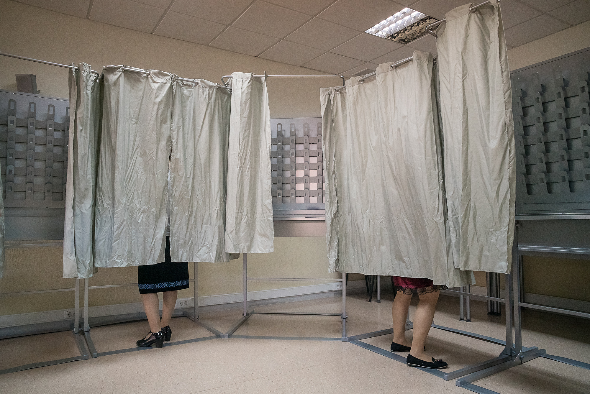Consulul Robert Hellvig din Almeria povestește că a vrut să deschidă șase secții de votare în loc de patru, dar s-a izbit de refuzul unora dintre autoritățile spaniole. „În Jaén ne-au dat flit total!“