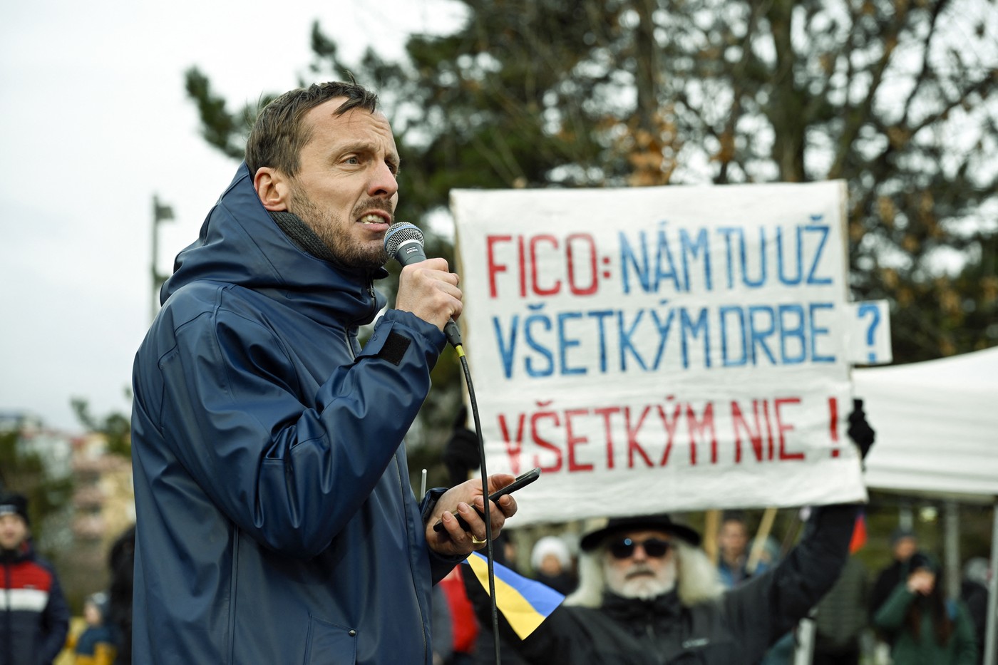 Mii de oameni au protestat în Bratislava, după ce premierul Robert Fico s-a întâlnit cu Vladimir Putin: „Gata cu Rusia”