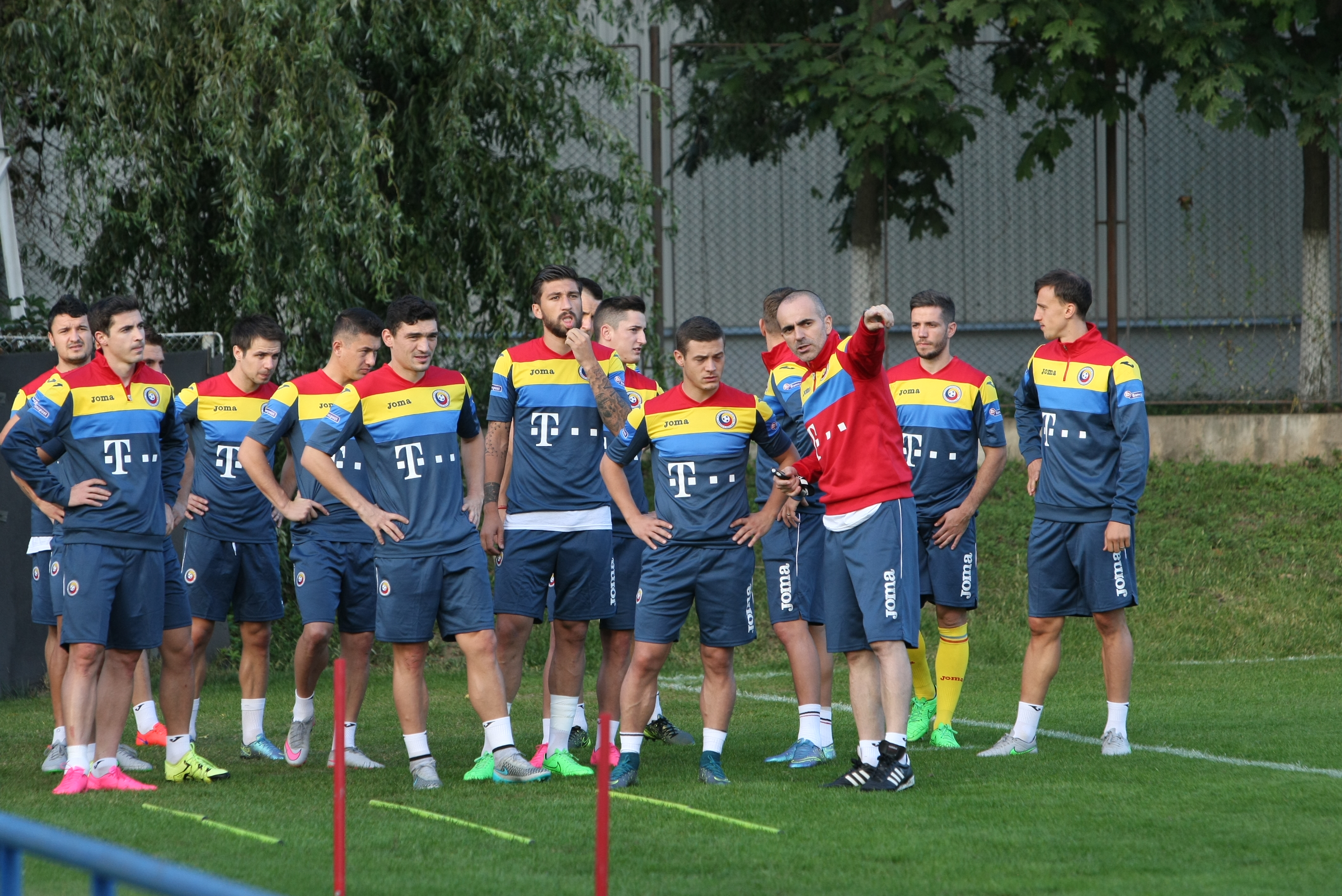FRF a câștigat recursul la UEFA, meciul cu Finlanda se va disputa cu spectatori! Marți se pun în vânzare, online, biletele. ^Tata Puiu nu știa ”bomba” la antrenamentul de luni și căuta metode să învioreze naționala: ”Să veniți cu trompetele la stadion, măcar pe voi să vă aud!” / FOTO