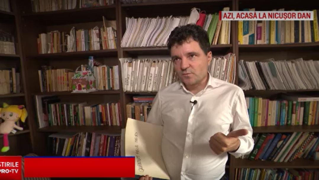 Câți bani plătește chirie Nicușor Dan pentru mansarda din sectorul 5 din București în care locuiește alături de familia lui. Cum arată locuința
