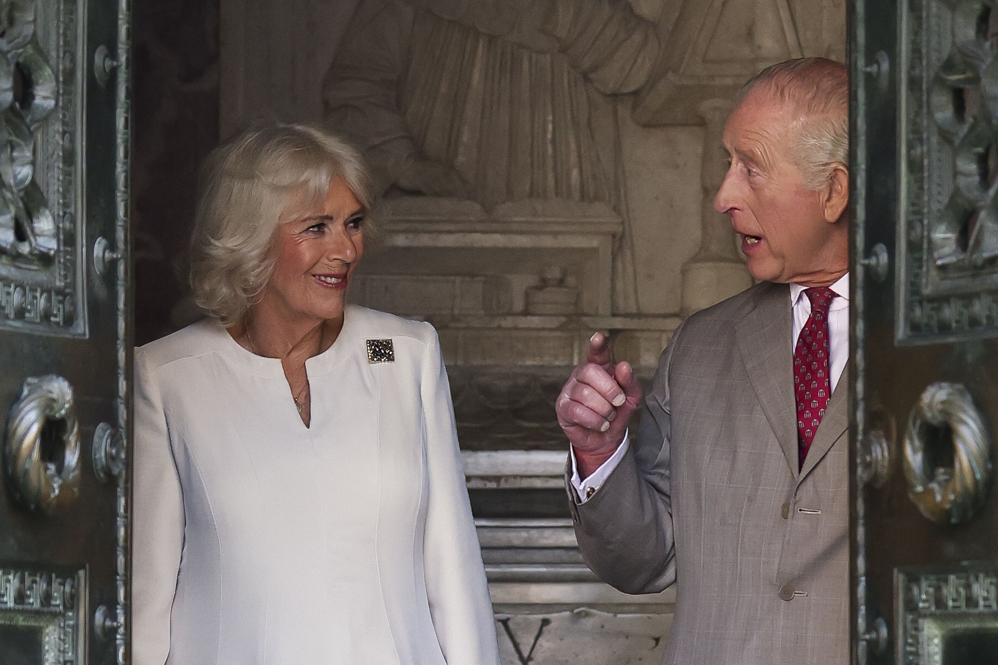 Adevăratul motiv pentru care prinții William și Harry l-au rugat pe regele Charles să nu se căsătorească cu Camilla