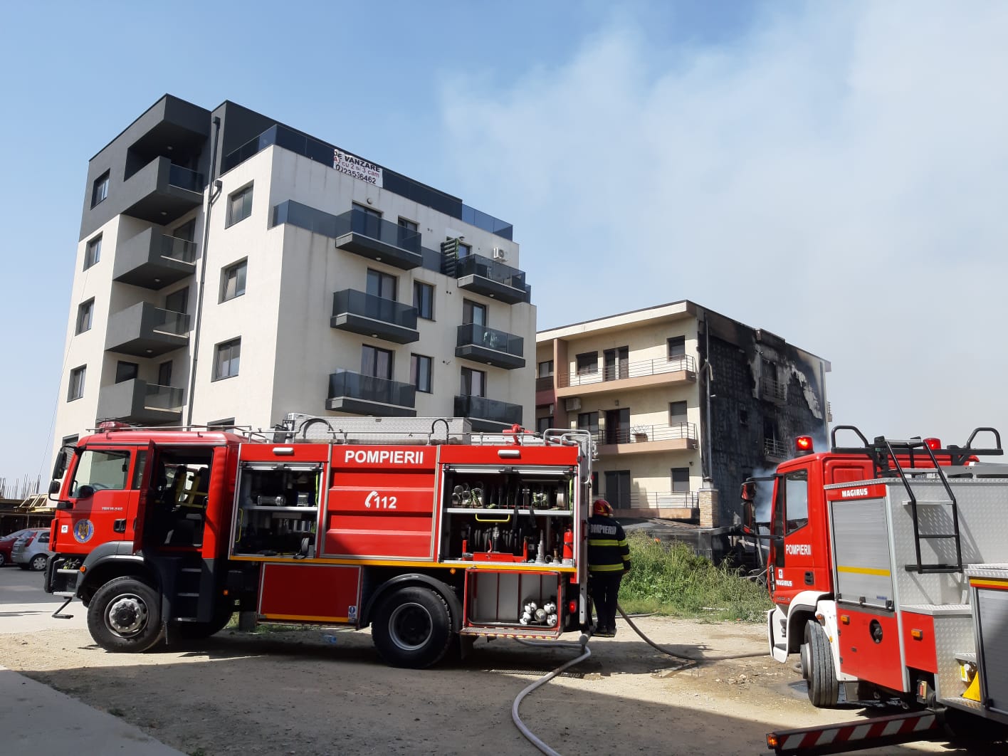 Incendiu violent la o biserică din Constanța. Flăcările s-au extins la un bloc de locuințe