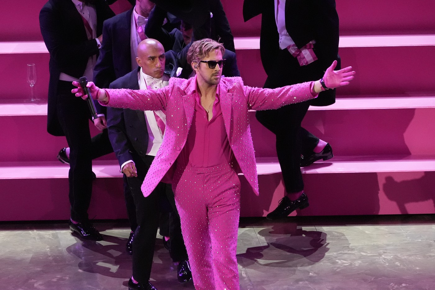 Ryan Gosling, într-un costum roz strălucitor pentru reprezentația epică de la Premiile Oscar 2024. A cântat „I’m Just Ken” din filmul Barbie | VIDEO