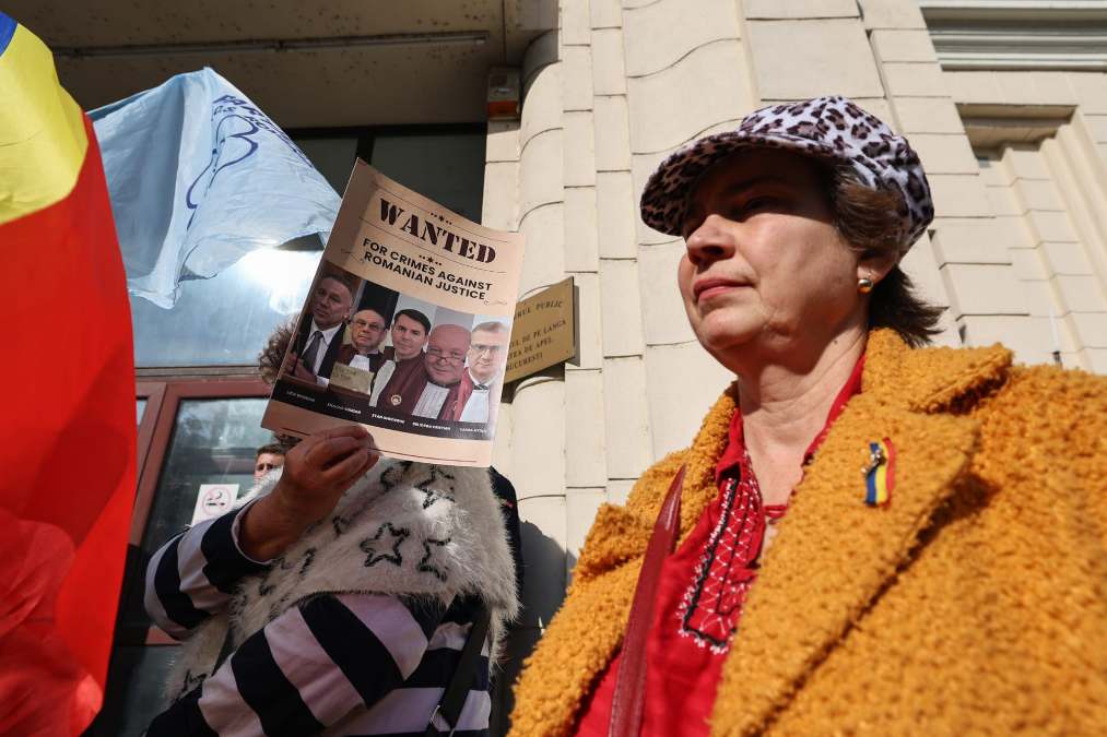 Diana Șoșoacă n-a fost lăsată să intre în Parchetul General, ca să depună plângere împotriva judecătorilor CCR