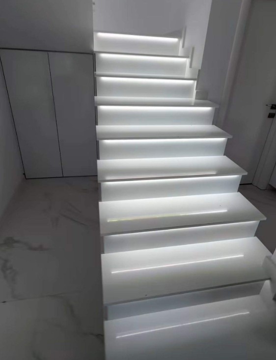 Imagini din casa în care locuiește Babasha. Și-a cumpărat vilă în Domnești și e vecin cu Dorian Popa