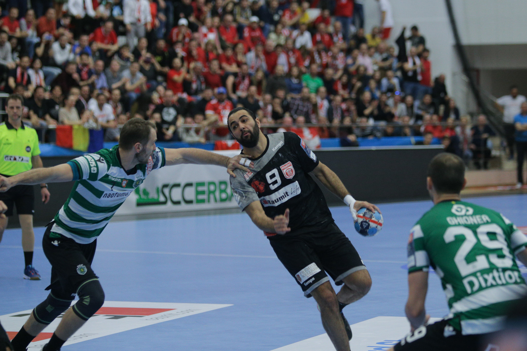 FOTO | Dinamo - Sporting Lisabona, în Liga Campionilor la handbal masculin, 26-27. Mircea Lucescu și Mircea Rednic au fost în tribune