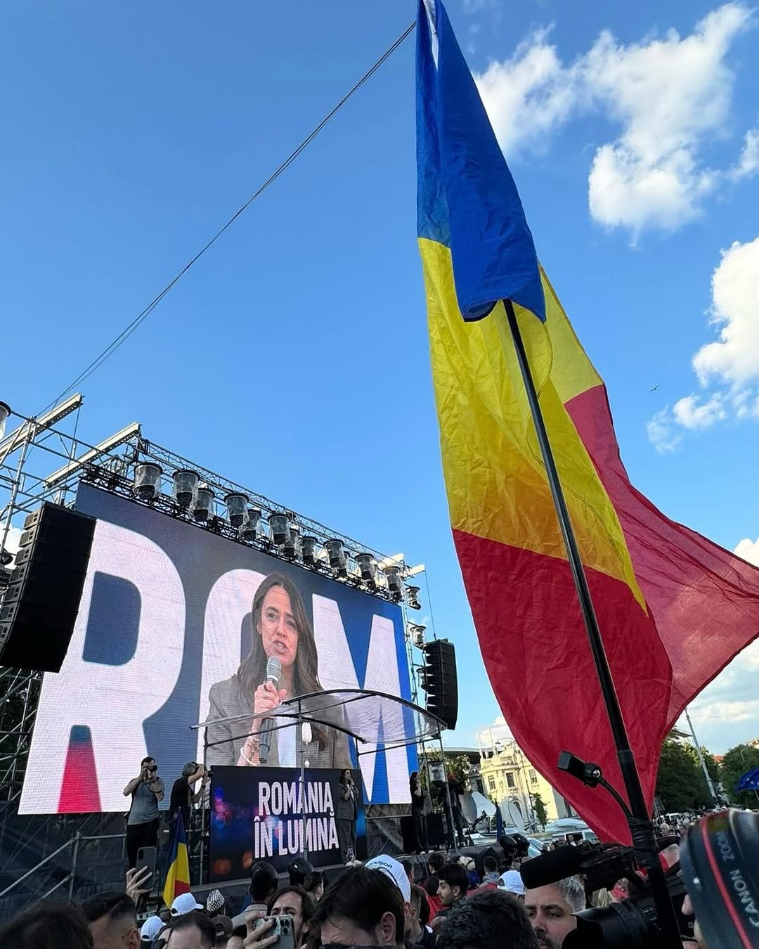 Mesajul transmis de Andreea Raicu la mitingul „România în lumină”: „Ca femeie, am fost învățată să tac”. Vedeta l-a îmbrățișat pe Nicușor Dan