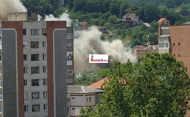 Incendiu violent în Reșița. Un cartier întreg, acoperit de fum