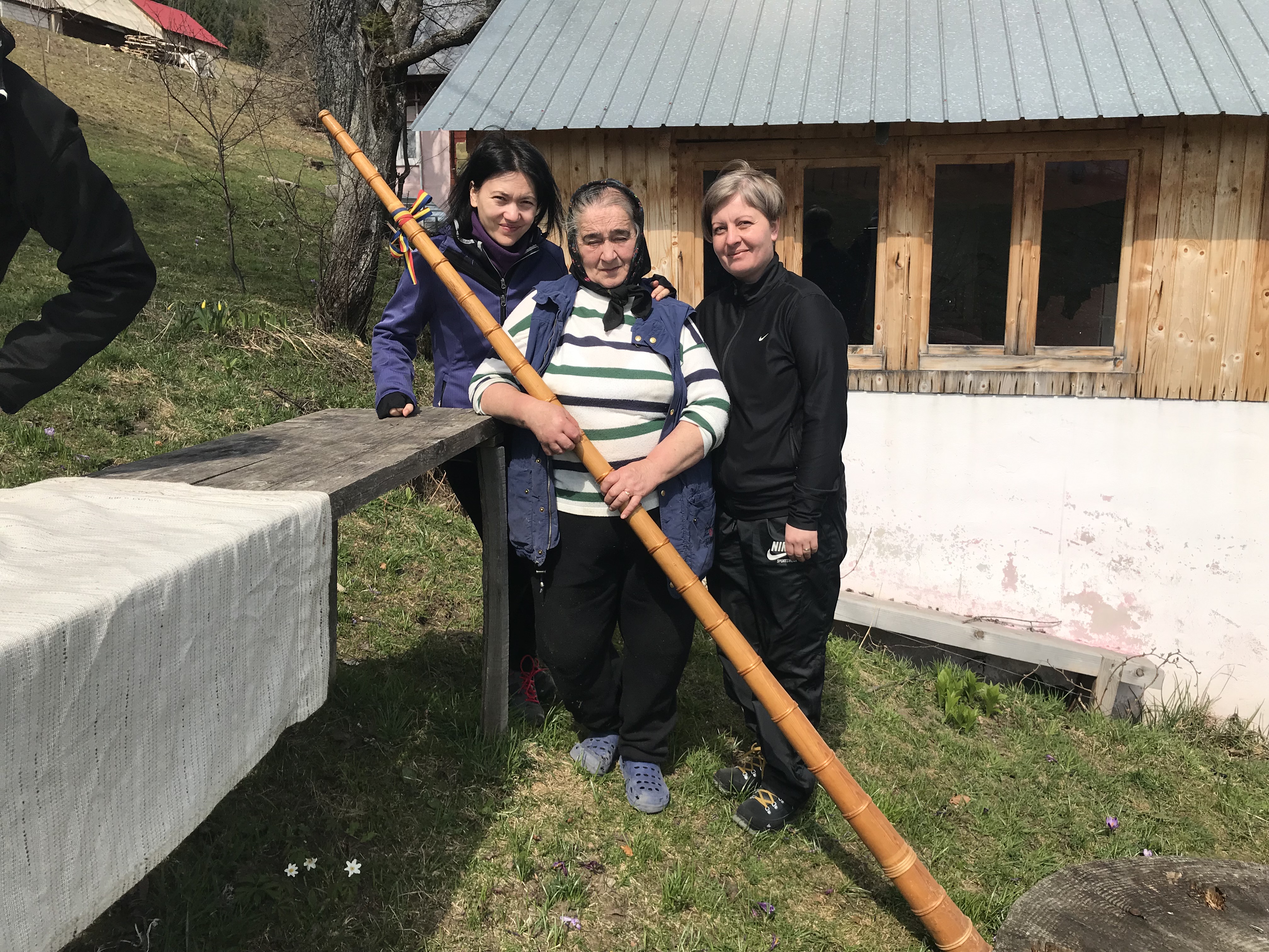 FOTO&VIDEO | Ultima tulnicăreasă din Apuseni. La Pătrăhăițești, în Alba, acasă la tanti Paraschiva, ascultând sârba moților și cum curge Arieșul