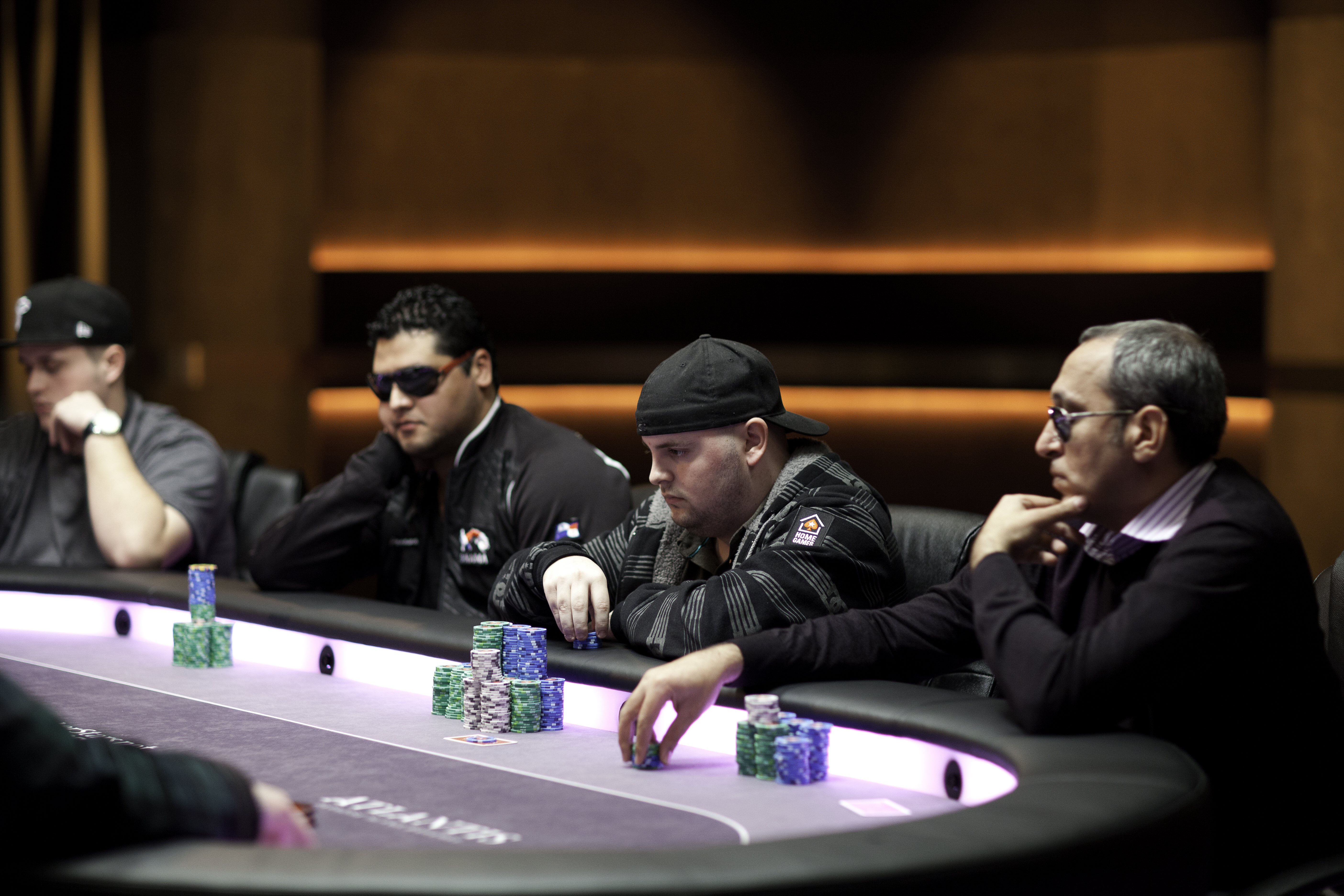Ce s-a ales de omul care l-a învățat poker pe Pițurcă și ce s-a întâmplat după ce a câștigat un premiu de 1.350.000 $. ^Fratele lui făcea parte din gruparea Tarzan, care trafica prostituate, și e la pușcărie! Povești cu Piți de la jocurile de noroc