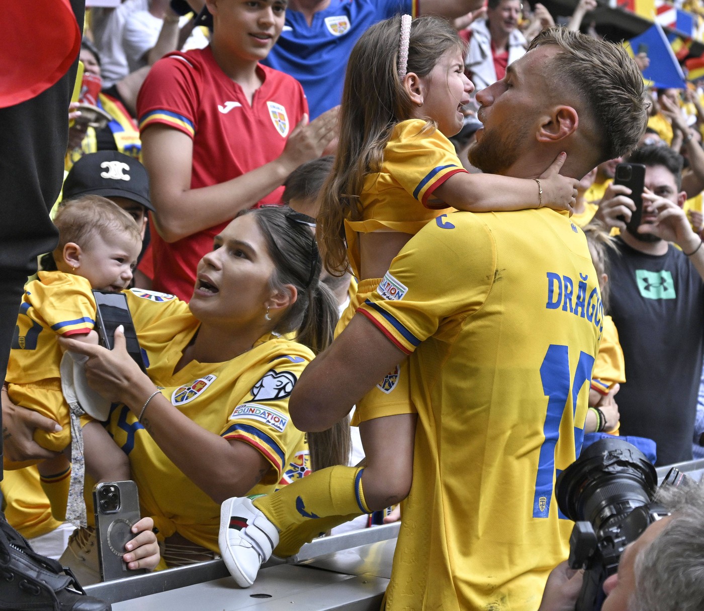 EURO 2024. Imagini emoționante cu Vanessa, soția lui Denis Drăguș, la meciul România - Ucraina. A izbucnit în lacrimi de bucurie