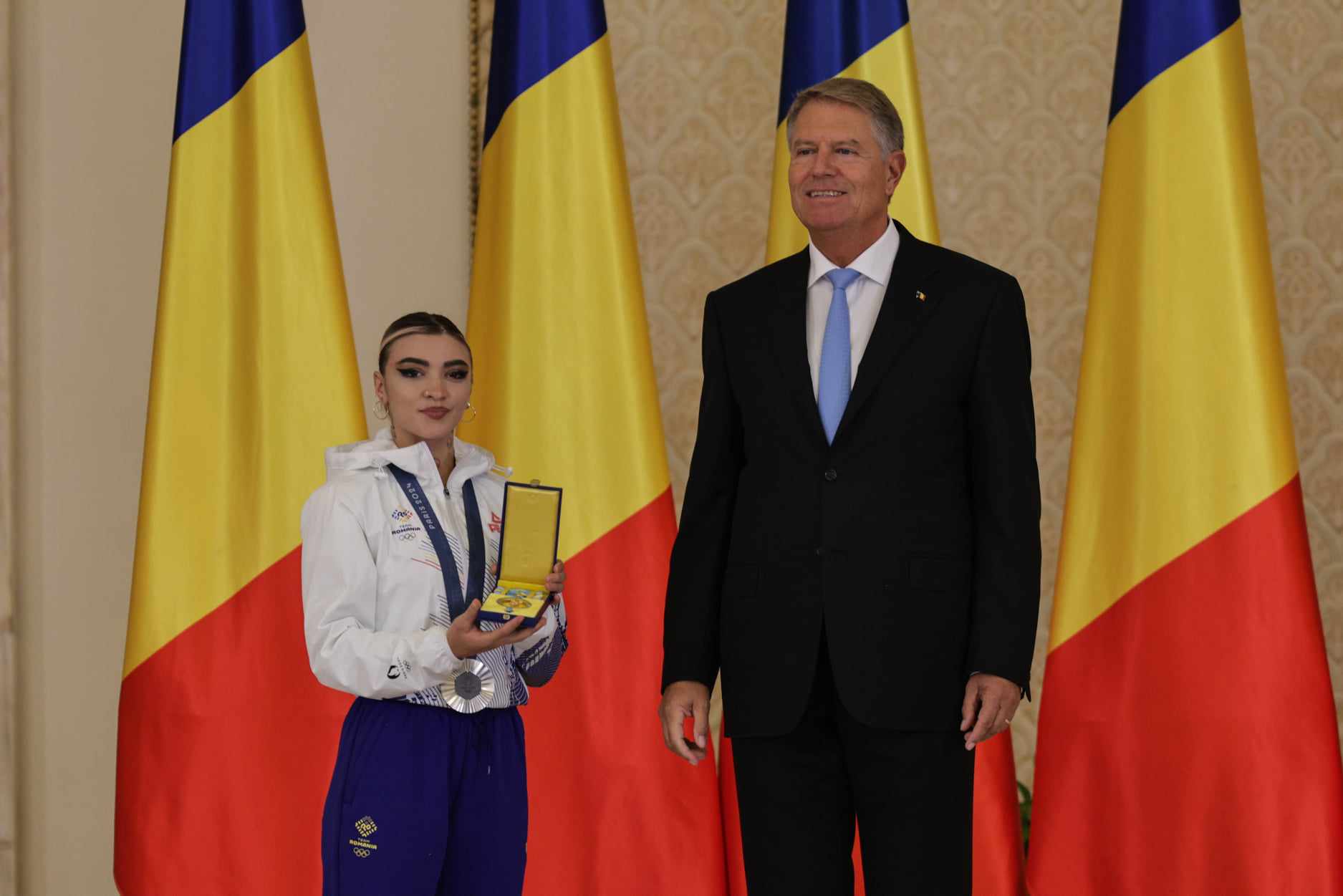 Gafă a președintelui Iohannis la decorarea medaliaţilor de la JO Paris. A spus „comemorarea”, în loc de „ceremonia” | VIDEO
