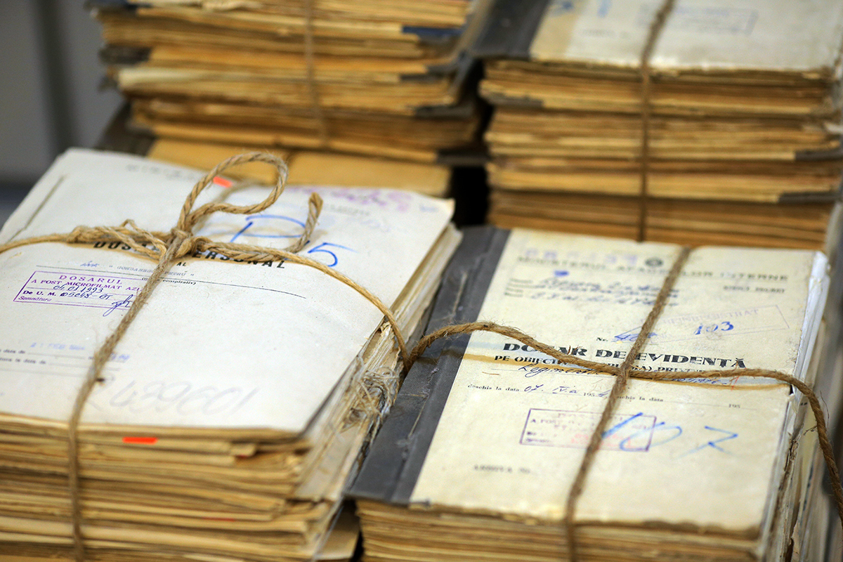 20 de ani de când arhivele Securității nu mai sunt secrete: jumătate de milion de turnători, un milion de urmăriți. ”Copii de 15-16 ani scriau și semnau note informative”