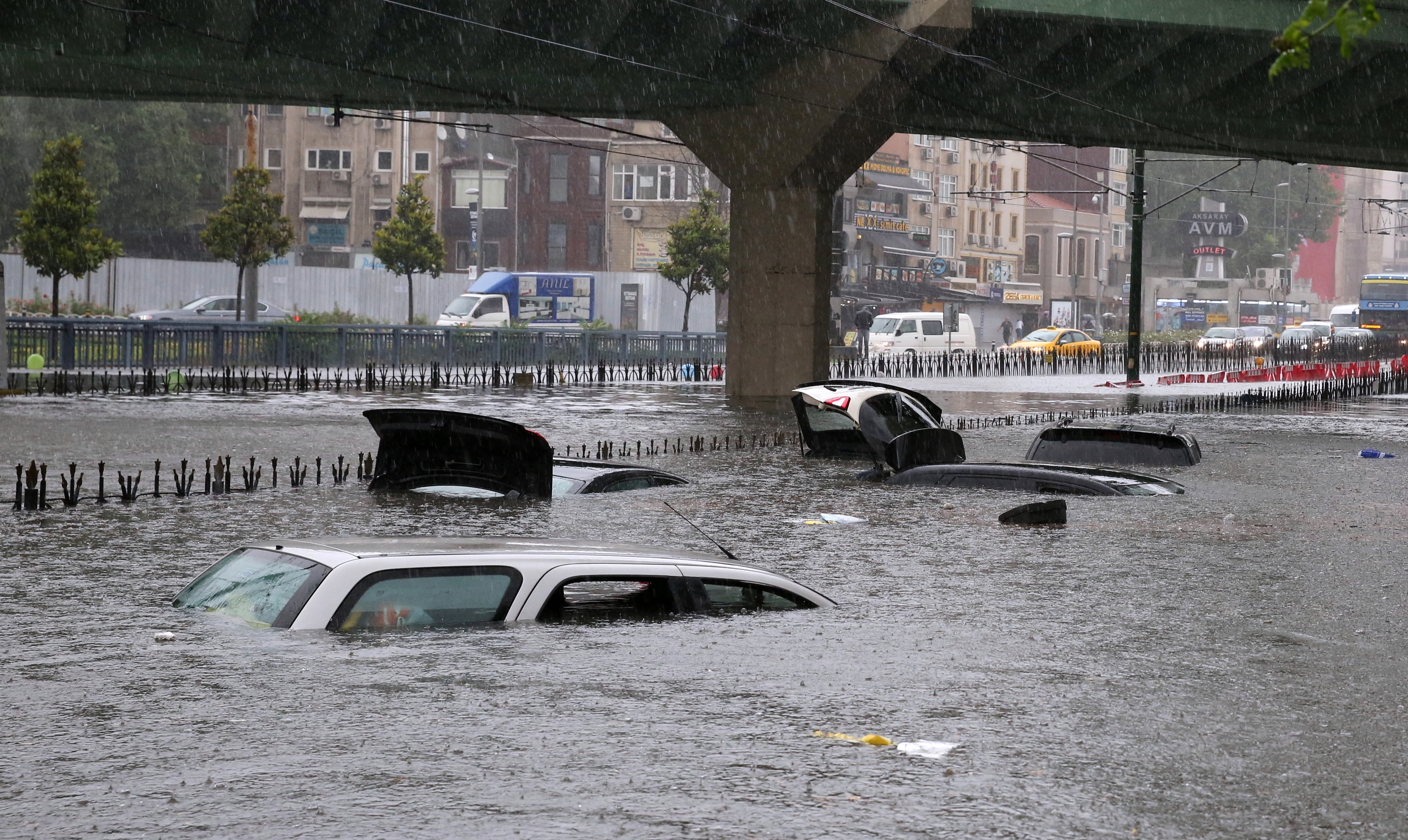 Istanbul, inundat în urma ploilor torențiale. Circulația a fost paralizată | FOTO