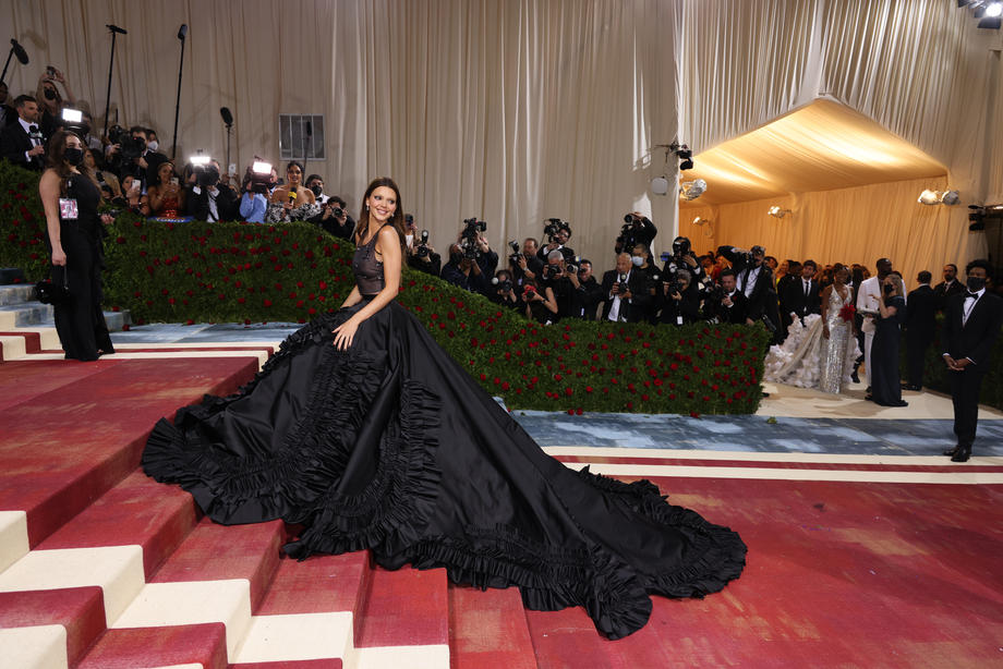Cele mai bune ținute de la Met Gala 2022. O vedetă a venit îmbrăcată în rochie de mireasă
