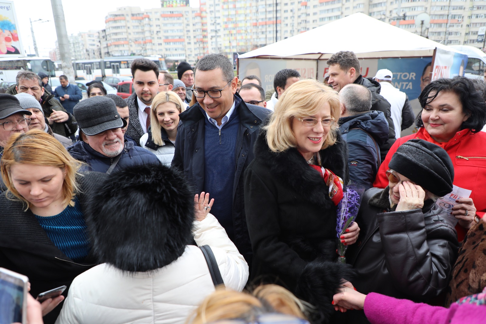 FOTO | Victor Ponta şi Corina Creţu au strâns semnături pentru Pro România, în Piaţa Obor