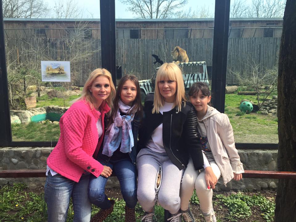 Elena Udrea s-a relaxat la Zoo Băneasa. Ce fetițe drăguțe au însoțit-o | FOTO