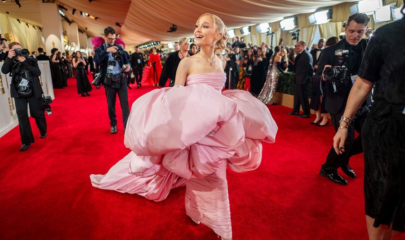 Ariana Grande, printre vedetele prost îmbrăcate de la Oscar 2024. Criticii de modă i-au comparat ținuta excentrică cu o „cuvertură”