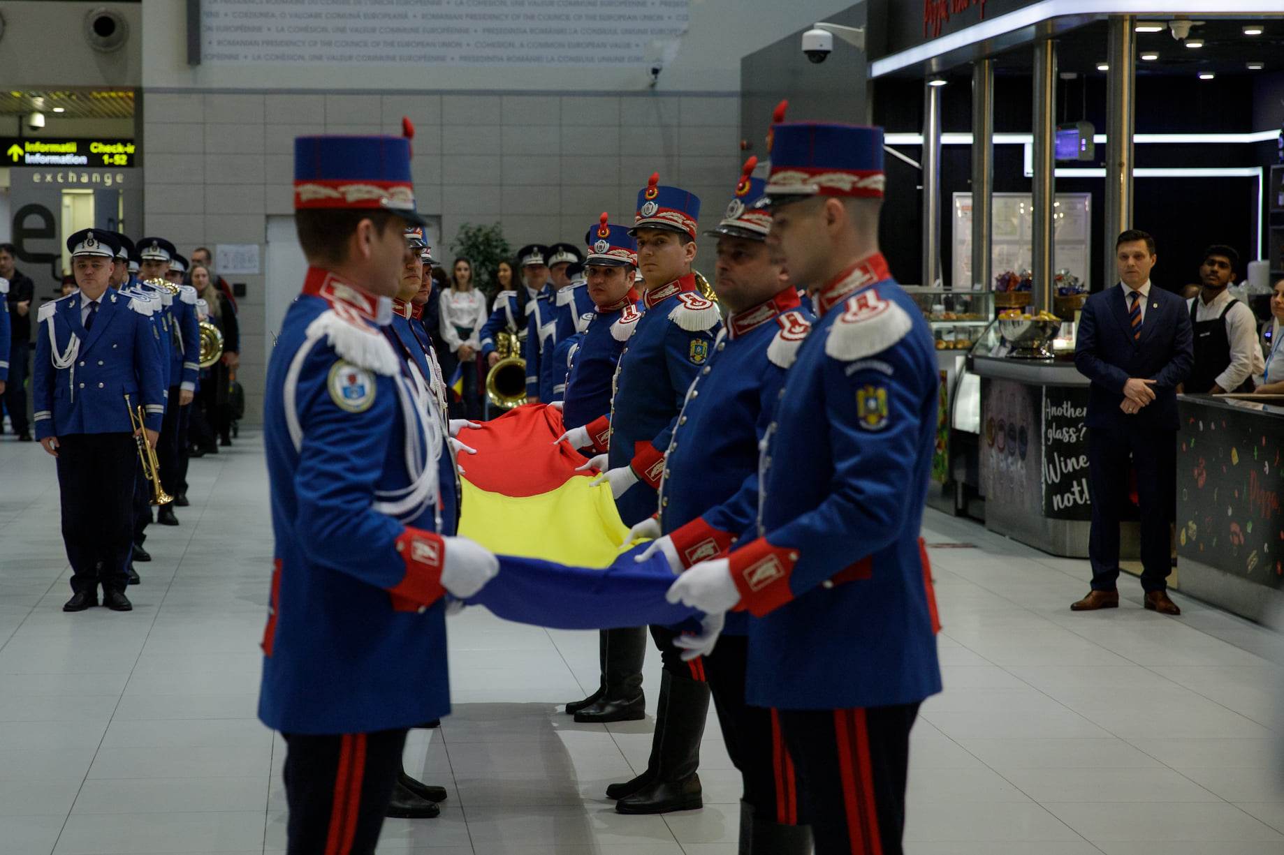 Flashmob pe Aeroportul Otopeni, de 1 Decembrie: defilări ale Jandarmeriei Române pe melodii folclorice interpretate de fanfară. VIDEO