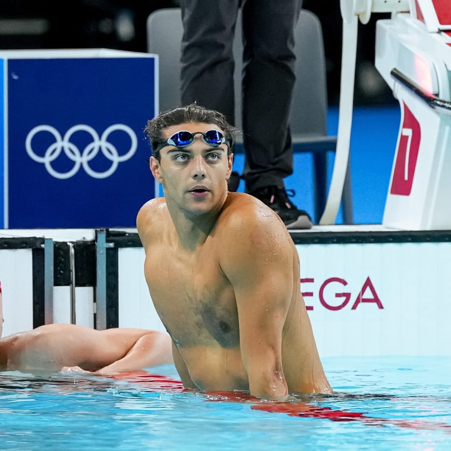 „Zeul frumuseții” la Paris, campionul olimpic Thomas Ceccon, filmat când doarme în parc, pentru că e prea cald în camerele din Satul Olimpic