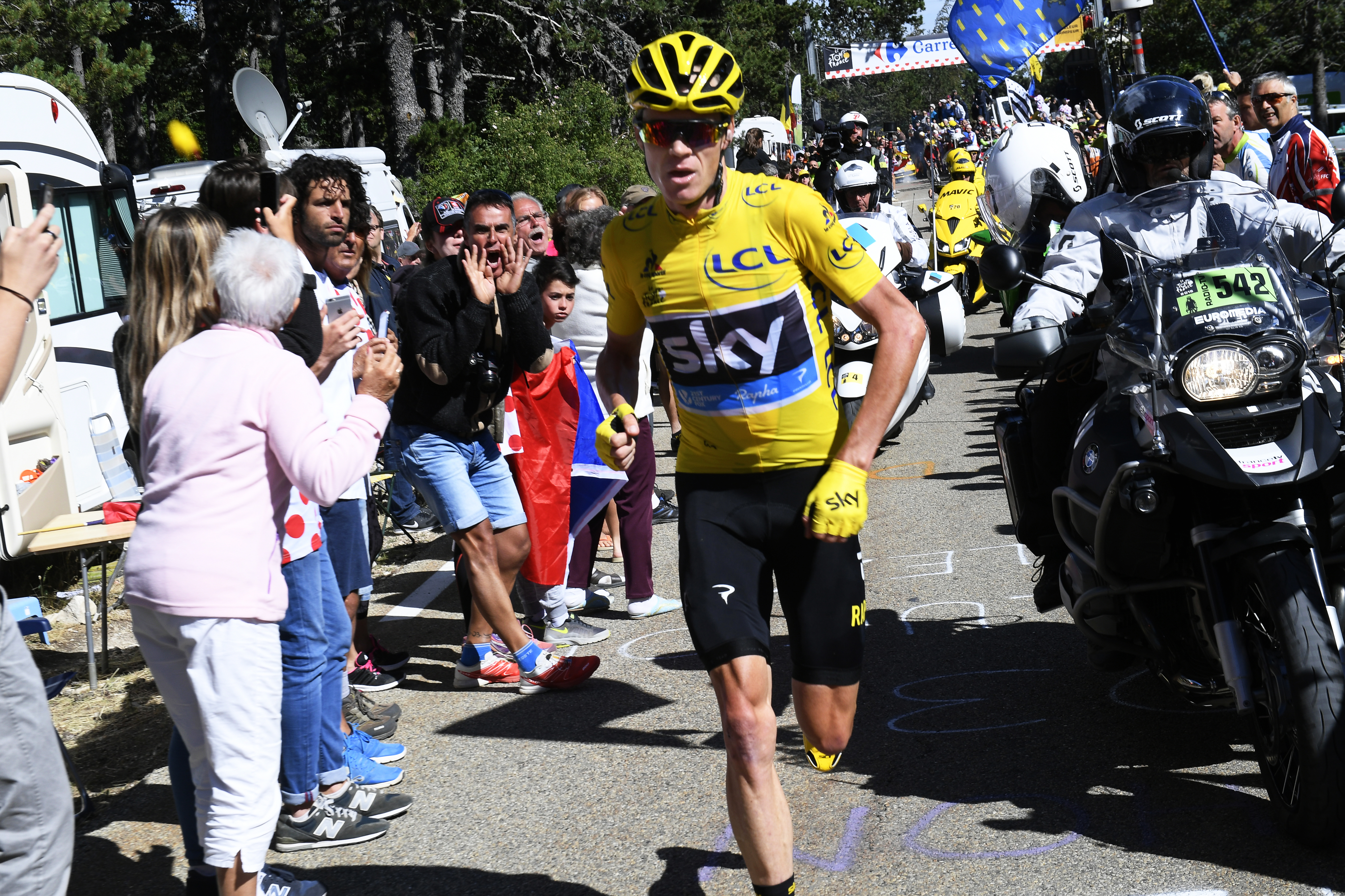 Turul Franței. De Gendt a câștigat la Mont Ventoux. Incident halucinant: Froome a căzut, blocat de fani și de motocicleta organizatorilor, a pierdut și a recuperat tricoul galben! VIDEO