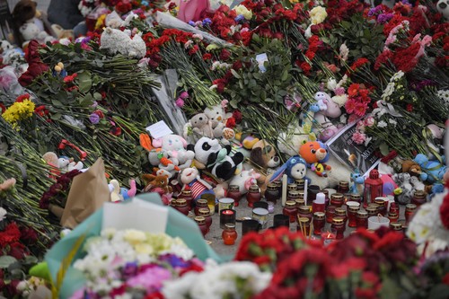 Putin, filmat când aprinde o lumânare în biserică, la două zile de la atac. Imaginile, publicate de Kremlin | VIDEO