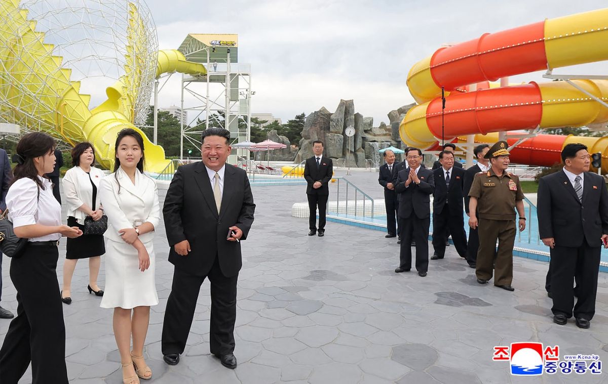 Kim Jong-un a dat rachetele balistice pe tobogane cu apă. Cum a fost fotografiat alături de fiica și soția sa, la inaugurarea unei stațiuni de lux
