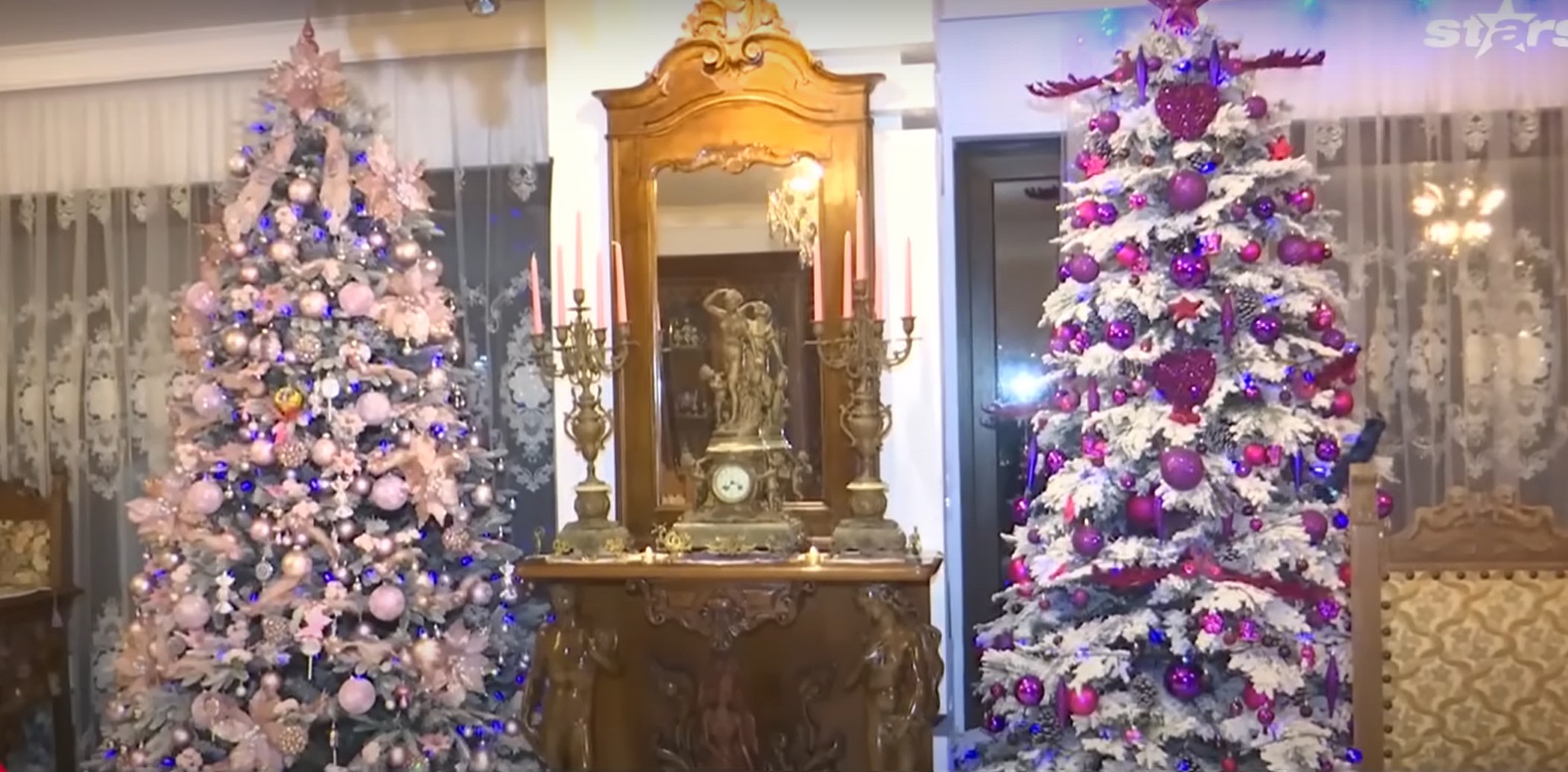 Imagini din casa Medanei și a lui Alin Oprea, decorată de Crăciun. Au împodobit mai mulți brazi, unul chiar și în bucătărie