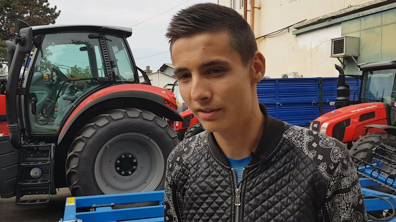 Un tractorist câștigă de trei ori mai mult decât un profesor cu vechime. Unde mai poți învăța să conduci tractorul